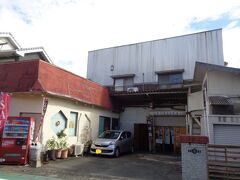 願敬寺の向かいあたりに亀屋という菓子製造の工場があります。
シブい建物ですが、直売コーナーもあります。左手部分は昔は喫茶店でもやっていたような雰囲気ですね。