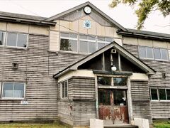 旧増毛駅を見た後に立ち寄りました。

昭和11年に建てられた、北海道内で最古の木造校舎だそうです。ニシン漁で大いに栄えた港町の往時を伝える古建築が今も残っています。