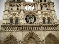 パリの観光時間は半日しかないので
ササーッと早足で巡ります！

まずはノートルダム大聖堂。