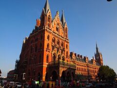 ユーロスターの発着駅
St Pancras駅へ。

ホテルから徒歩でも
難なく到着。

大きなスーツケース有りで15分
荷物が無ければ10分くらいです。