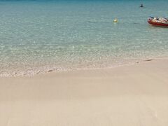 与那覇前浜ビーチ
かなり広い白砂のビーチです
海遊びしてる人もたくさんいました
ほんと、どの海も綺麗すぎる！

ちなみに宮古島の海はあの独特の磯っぽいにおいがほとんど無いです
口に入ってもえぐしょっぱさもあまりなく、目なんかにも沁みません！