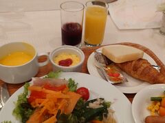 ２日めの朝です。
今回は朝食付きプランにしました。朝から豪華なお食事です。
