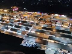 少々、エムクオーティエ辺りを散策、
暗くなってきたので、カラフルなテントで有名だった、
タラートロットファイラチャダー市場が再開したというニュースがあったので、
見に行きました。
で、最初に隣のエスプラナードの駐車場へ。
んー、なんか質素になった感じですね。テントが白なので、
かなりイメージが変わりました。残念ですね。