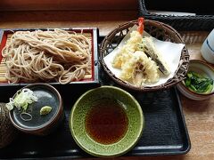 雲場池から駅まではわかりやすく、すぐ到着。

12:00
軽井沢プリンスショッピングプラザ隣接のお蕎麦やさんでランチ。

両脇一人分づつ席をとっていて、感染対策バッチリ。
外の風景を見ながら美味しくいただく。

天ぷらは特筆することはないが、おそばは、あんなにジャリ感を味わったことがなく、新鮮だった。
