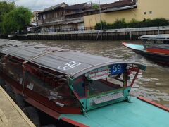 バンコクに来たら、チャオプラヤーエクスプレスボートとセンセーブ運河ボートは必須の乗り物です。
ここから街中へ戻ります。11バーツ