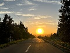 ３日目　阿寒観光バスツアー。天に続く道。
夕日が沈んでいくタイミングでパシャリ。とってもきれいだった。
この後は各自ホテルまで送迎してもらった。