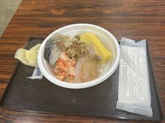 ２日目　釧路の和商市場。朝食の勝手丼。旬が終わる花咲蟹と地魚がメイン。これで700円くらい。ごはんは小を選択。