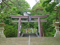 市電の終点谷地頭から徒歩７分、函館八幡宮の鳥居
ここからの登りの階段がタイトだ。