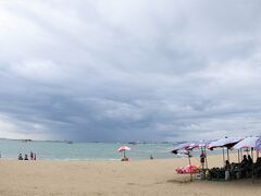 【パタヤビーチ】
は、観光客は少ない....
スッキリしてるので、
ビーチ沿いは、ウオーキングして、気持ち良い。