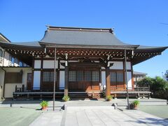 薬王寺本堂　真言宗智山派の一寺、創建年代は不詳、僧覚心が1605年中興開山、本尊は大日如来像です。山門から入ると、正面に本堂、その他地蔵尊が二体、保護登録樹イチョウ、石造十三重塔等があります