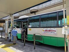 奈良駅から大和路線で王寺駅、バスに乗り換え、信貴山門に向かいます
バスは1時間に1本程度、所要時間15分
1つの停留所にいろいろなバスが来るので、観光客には並ぶのが難しい
