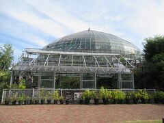 こちらのドームは温室植物園