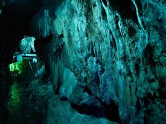 洞内に入ると、思ったよりも暖かい。16度ほどあるそうである。鍾乳洞としては、かなり温度が高いような気がする。通路は狭く、天井が低い場所もあり、気を付けていないと頭をぶつける。
