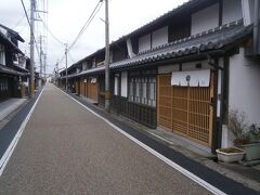  宮川大橋を渡ると旧出雲街道に沿って、当時の面影をそのまま残した建物が連なっています。