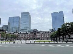 「東京」駅の赤レンガ駅舎の写真。

丸の内側に居ます。

写真左手にある『丸の内オアゾ』へ向かいます。