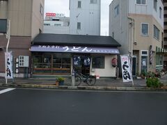 香川にきたらうどんは外せない。
ネットで調べた駅近のセルフのお店「味庄」で遅い朝食をいただきます。
