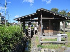 水車堀公園水車　日野用水が流れる東光寺地区には大きな共同水車があり、当時は水量も豊富で脱穀や製粉に使用されていました。公園に水車小屋を再現し、遊具も設置されています