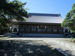 普済寺本堂　臨済宗建長寺派の一寺、創建は1352～1562年、開基は立川宗恒、開山は物外可什和尚、本尊は聖観音菩薩像です。大きな石灯篭が迎えてくれ、参道の先には櫓門の山門があります。山門を潜り石橋を渡ると正面に本堂があります。その他、鐘楼、釈迦誕生仏、石造十三重塔、焔魔堂、延命地蔵尊、地蔵尊、石組み庭園等があります。普済寺境内一帯には武蔵七党の一つ西党日奉氏の一族立川氏の館があった所です