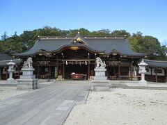 　諏訪神社拝殿　創建は811年、ご祭神は建御名方神です。鳥居を潜り、参道を進むと神門があります。神門まえの左手奥に相撲場があります。神門を潜ると正面に拝殿、左に八幡神社、右に稲荷神社の社殿があります。その他、神楽殿、境内社（瘡守、日吉、金毘羅、浅間神社）、目の神様等があります