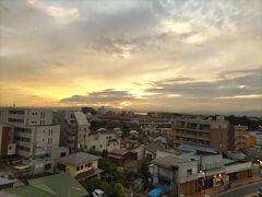 湘南江の島駅の展望テラスから。
今日は富士山ビューはありませんでしたが、日暮れの素敵な風景が見られました。