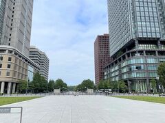 東京・丸の内の高層ビルの写真。

写真右がオフィス商業複合施設『丸の内ビルディング（丸ビル）』で
左がオフィス商業複合施設『新丸の内ビルディング（新丸ビル）』
です。

行幸通りを真っ直ぐ進むと皇居エリアになります。