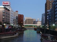 　東京で自転車に乗るのはひさしぶり。我が子が闘病で入院していた頃、浅草橋から築地の病院へ行くのにラッシュを避けるため、時々借りていたことを思い出します。
　神田川を渡って、馬喰町エリアへ。
