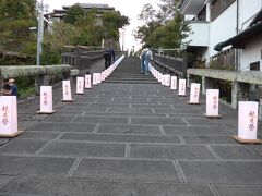 塩屋の坂下からの景色
行燈にスタッフが点灯して行ってました