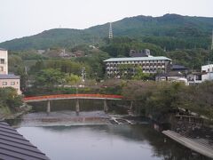 新幹線で嬉野温泉に来まして、てくてく本日の宿まで1kmちょい。「佐賀の西の橋」で抜けた赤い橋。夜にはライトアップします。
https://4travel.jp/travelogue/11558640