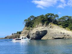 
旅館の方が堂ヶ島の遊覧船の運行状況を電話で確認してくれ”本日運行”との事！
ここ数年伊豆に来ているけど、波や風の影響で毎回運休だった・・・
東伊豆の下田から西伊豆の堂ヶ島まで、車で伊豆半島を横断して堂ヶ島へ！
船を運航する会社は「堂ヶ島マリン」で、コロナ過の影響で運行しているコースは「洞くつ巡り」の遊覧船コースのみ
