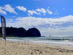 多々戸浜は駐車場のありサーファーが多く入田浜よりも賑わいがある・・・
この日は波は腰くらいであまり波は高くなくてコンディションサーフィンのコンディションとしてはあまりよくないけどこの日は朝からサーフィンの大会が行われていた！
もう長い間サーフィンしてないけど復活しようかな・・・