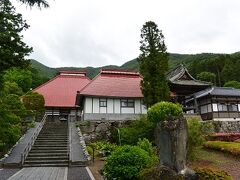 途中の道路標識を見て気がつきました。
目的地「岩松院」は「いわまついん」じゃなくて
「がんしょういん」！
道理でカーナビで検索結果に反映されなかったわけだ…（汗）