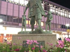 東京・新大阪から岡山へ向かうと、駅へ着く直前で左にカーブします。これに気付かないと、南口はどこ？と錯覚します。しかも、今は後楽園口(東口)と掲示されているので、なおさら錯覚します。
※逆サイドは運動公園口(西口)なので、Ｊリーグのサポーターにだけ優しい。

東口ロータリーの桃太郎像。秋桜に囲まれて、すっかり秋ですね～。
