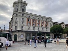 スペイン国鉄RENFE（レンフェ）のアバンド駅舎。正式にはアバンド・インダレシオ・プリエト駅（Estacion Abando Indarecio Prieto）と言うそうだ。ビルバオは、今のところ鉄道でのアプローチが極めて不便な都市なので、ニッポン人旅行者の利用客もわずか。大きくて立派な駅なのだが、発着するのは通勤通学用の近郊電車ばかり。スペイン版新幹線が延伸されるまで、宝の持ち腐れ状態が続くようだ。