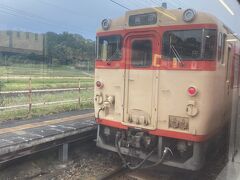 行き違いで昨日四国で見たキハ65と同じ昭和レトロ国鉄塗装。