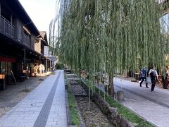 山形駅に戻ってきたので、バスで文翔館に向かいます。

降りたバス停の近くに御殿堰という史跡がありました。