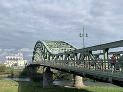 旭橋にやってきました。
東京の柳橋に似ています。
昔は市電も走っていたそうです。