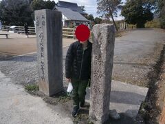  食後に10分程歩いて勝瑞城址に到着しました。室町時代に細川氏の守護所が置かれ、その後支配した三好氏もここ勝瑞を本拠地にしています。そして長宗我部氏の侵攻に備えて勝瑞城が築造されたそうです。