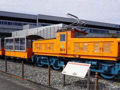 JR黒部宇奈月温泉駅から富山地方鉄道の新黒部駅で乗り換え。終点の宇奈月温泉には14:23到着。富山駅から約1時間で宇奈月温泉に到着。
新黒部駅前にはトロッコ列車の展示がある。