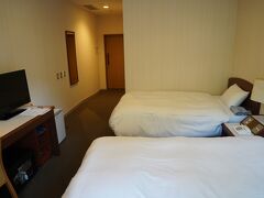 今日は湯快リゾート　宇奈月グランドホテルに宿泊。夕食・朝食バイキング付きで9,900円。泊まった部屋は車いす対応で、水回りが広め。
部屋のすぐ前を富山地方鉄道が走っている。