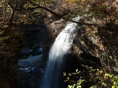 落差の大きい虹見の滝。晴れた日は水しぶきの上の虹がかかるそう。