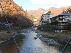 川沿いに温泉旅館やホテルが立ち並ぶ川治温泉街。今日宿泊する宿はもう少し歩きます。