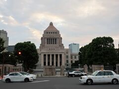 カクテルタイムまで時間があったので、コンシェルジュの方から周辺地図をいただき散歩へ。

