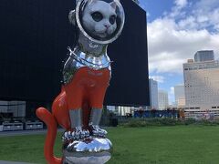 中之島の美術館前にヤノベケンジの猫さん。