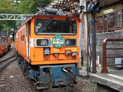 鐘釣駅で宇奈月行きとすれ違う。
鐘釣駅ではトロッコ列車の連結車両数が増えたため、本線から側線に入って乗客が乗り降りし、出発時に本線に切り替わるポイントまで後退してから再び前進するスイッチバックが行われる。