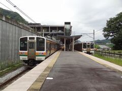 10:13
川原湯温泉に停車。

元々の駅はダム底に沈んでしまう為、旧駅より南西へ約1.5 km離れた、約70 mほど高い現在地に新駅を建設し移転。
平成26年10月1日から営業しています。