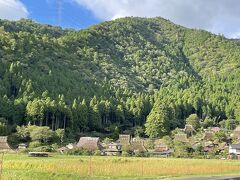 美山かやぶきの里に到着。もう3時半をまわっていたのもあり観光客はまばらでした。