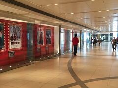 MTRに乗り尖沙咀（チムサーチュイ）で下車、地下道をぶらぶらしても壁面が昔の香港映画ポスターで素敵すぎるの巻。
東京でも新宿の地下道でアニメの広告やポスターが壁面ギッシリ埋まってるのを目にします。