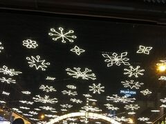 尖沙咀東部（チムサーチュイイースト）のクリスマスデコレーションは、ビルとビルの間を電飾でつなぐ、美しき夜空。ビル壁面のデコレーションは幾度も見てたけど、この発想は初めて。また来るぞ、香港！