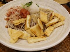 特急サンダーバードで京都に戻る前に、駅ビルのお蕎麦屋さんへ。
「おそばだうどんだ越前」という名前。

やっぱりおろしそばを食べなきゃね。
福井梅と焼きあげのおろしそばです。