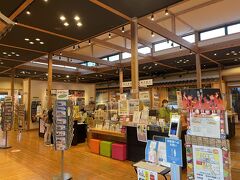 高知駅前のとさてらす内にあるとさ屋で500円以上買ったら、龍馬スタンプを押してもらえます。ここで買って青パスポートに6個スタンプが集まった！